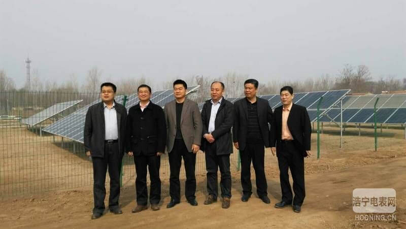 精準扶貧項目地，陸總裁與當地主要領導合影