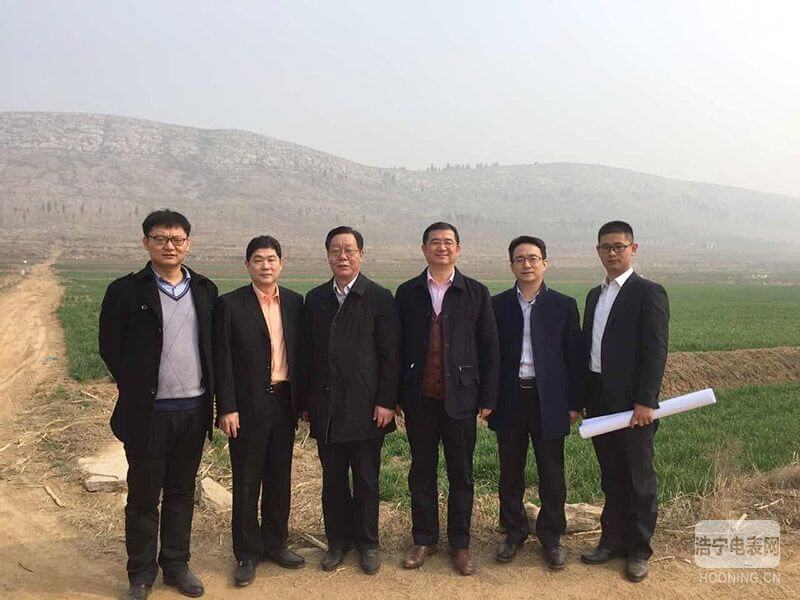 陸總裁一行與當地領導在泰安項目地合影