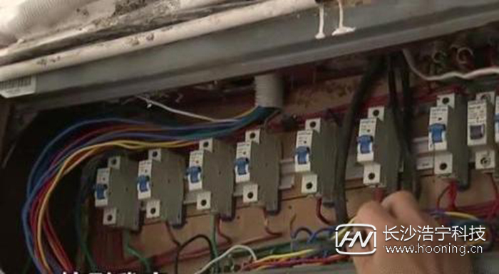 家里電費高的離譜 剪斷電線卻發現紅綠燈不亮了